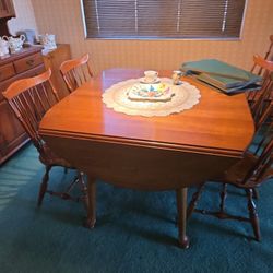 Dinning Table leafs pads 6 chairs mint condition $50