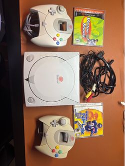 Sega Dreamcast. 2 controllers 2 games