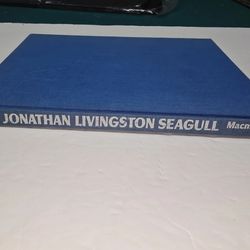 Jonathan Livingston Seagull, Richard Bach, 1970.Tiny writing inside on cover👀📸