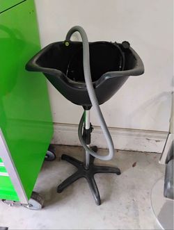 Portable shampoo bowl