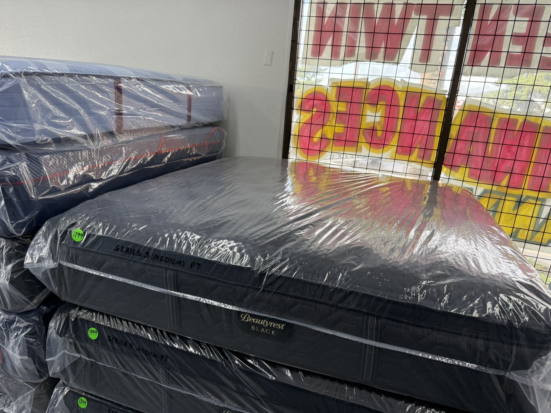 KING SIZE SIMMONS BEAUTYREST BLACK SERIES 3 (MEDIUM) PILLOW TOP MATTRESS & BOX SPRINGS BED SET
