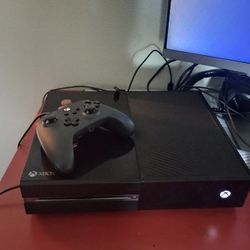 Xbox One With Controller And Game 