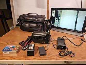 JVC GR-AX700 VideoMovie, VHS-C Camcorder With Charger, Battery, Bag WORKING