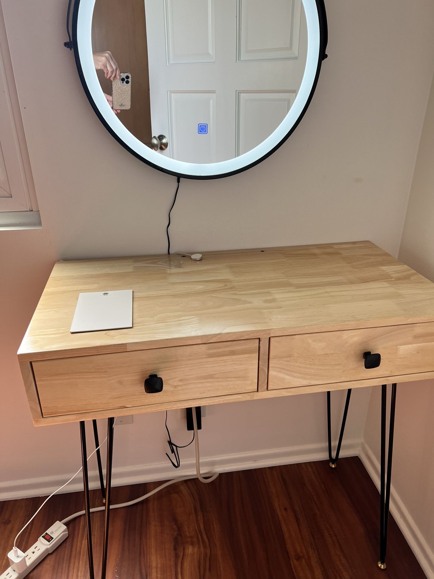 Solid Wood Makeup Vanity With Lighted Mirror