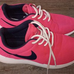 Women's Nikes SZ 7.5