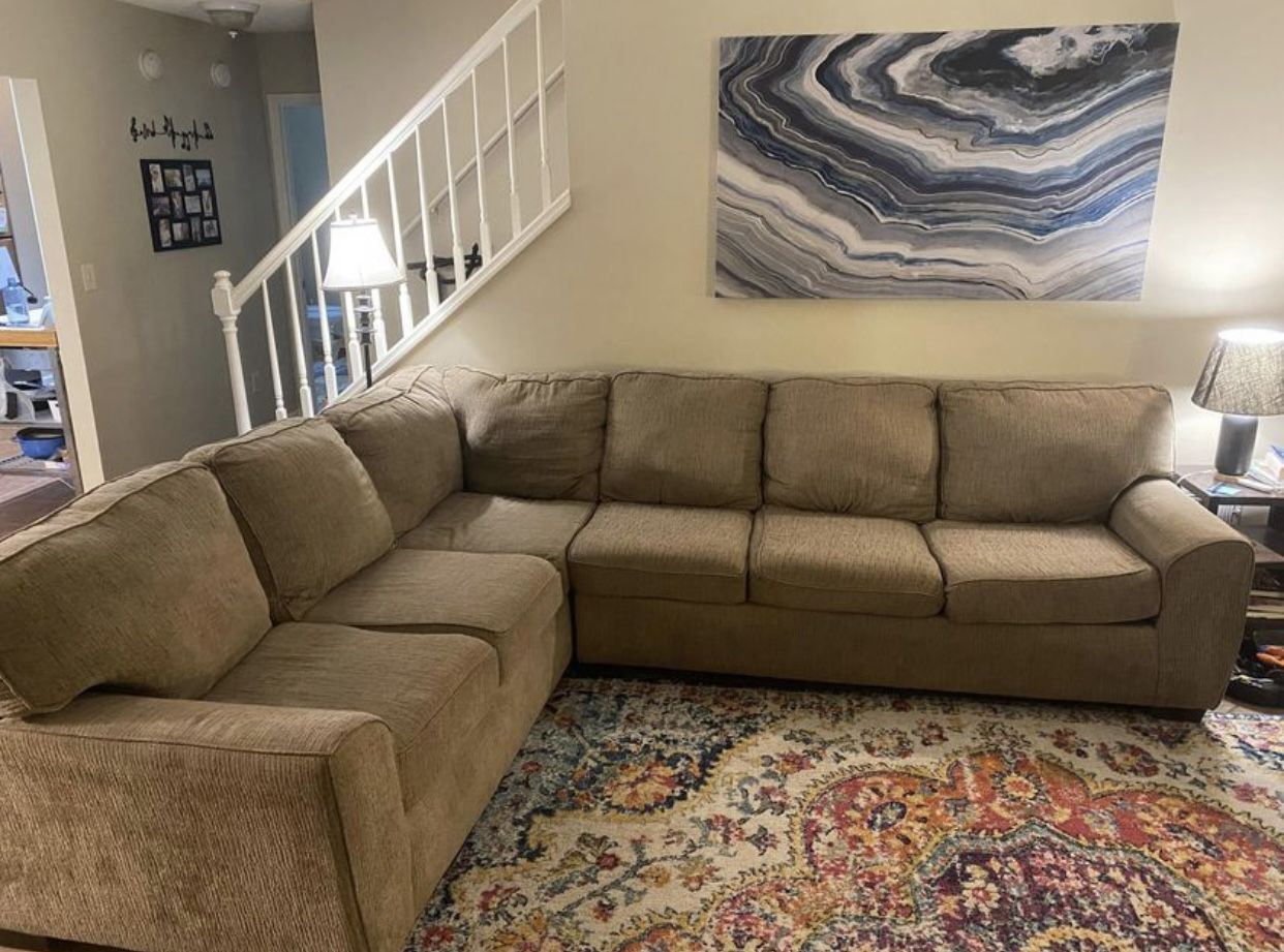 Sectional Couch W/ Removable Couch Cushions 