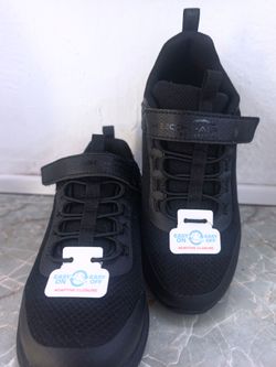 Snickers Easy on Easy off tennis shoes