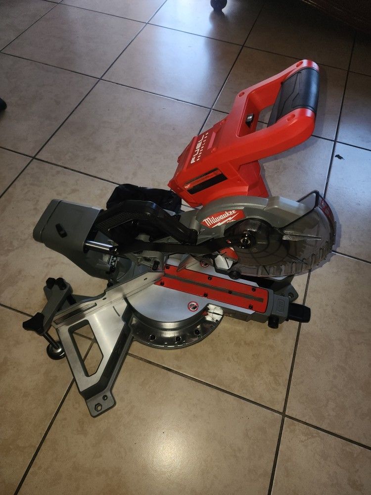 Milwaukee
M18 FUEL 18V Lithium-Ion Brushless Cordless 7-1/4 in. Dual Bevel Sliding Compound Miter Saw (Tool-Only)