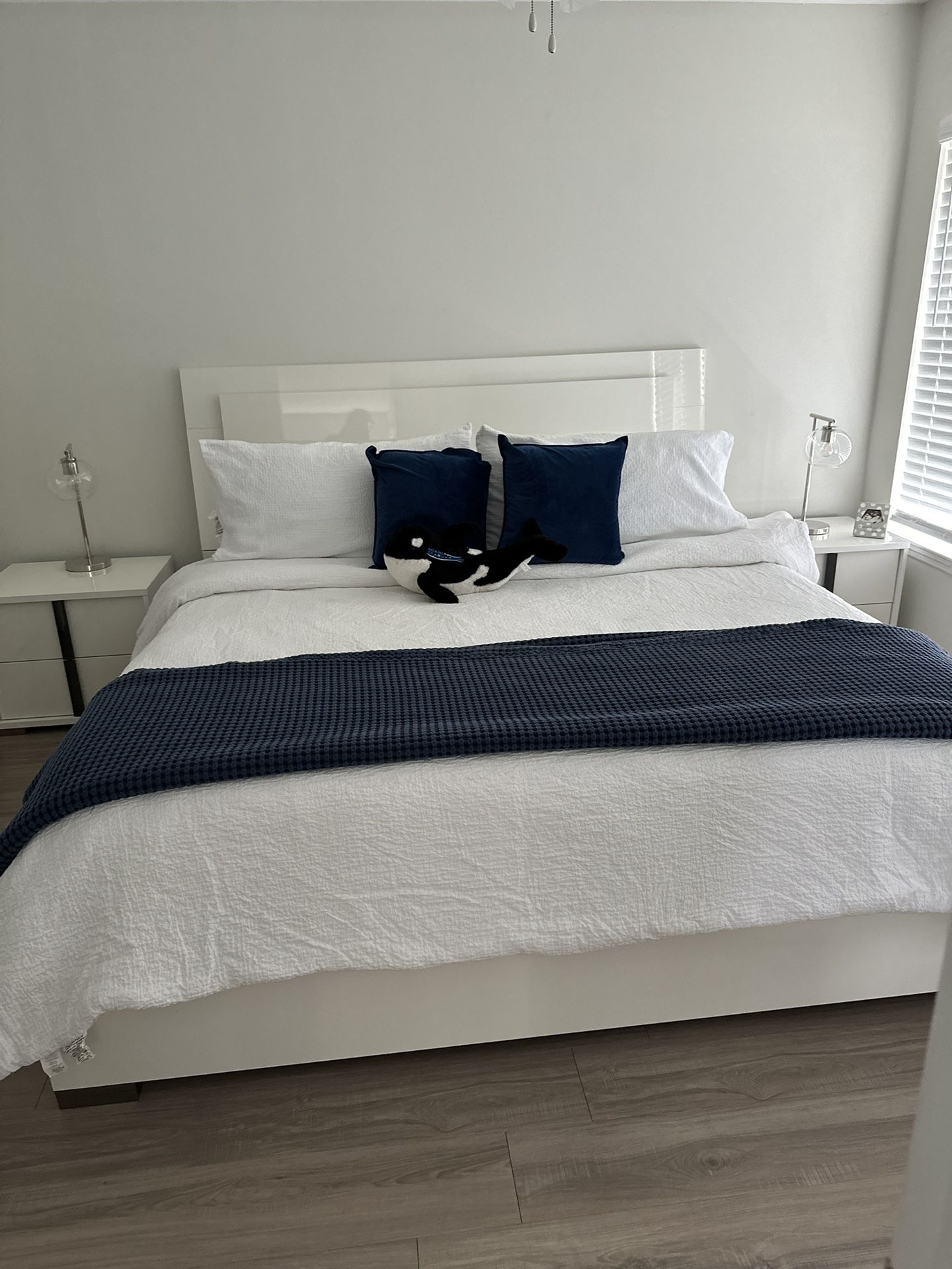 White King Size Bedroom Set