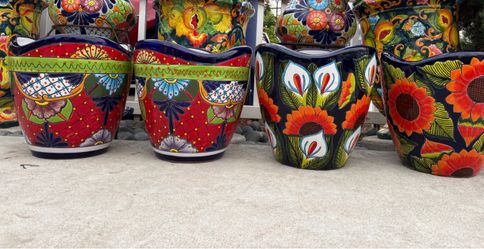 Maceta de Talavera con diseño de tulipán ,Altura 14 pulgadas ,Ancho 14x14 pulgadas ,1x$80c/una ,2x$150.