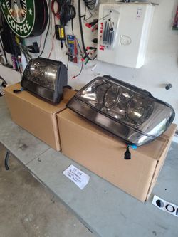JEEP CHEROKEE FRONT HEADLAMPS 99 TO  04 DARK LIGHT WITH HD LIGHT READY FAN HD LIKE NEW
