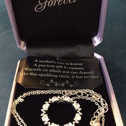 “MOM” Circular Pendant 