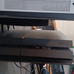 Ps4 with 2 Controllers,6 Games Works Great!