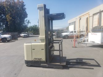 Crown order picker forklift