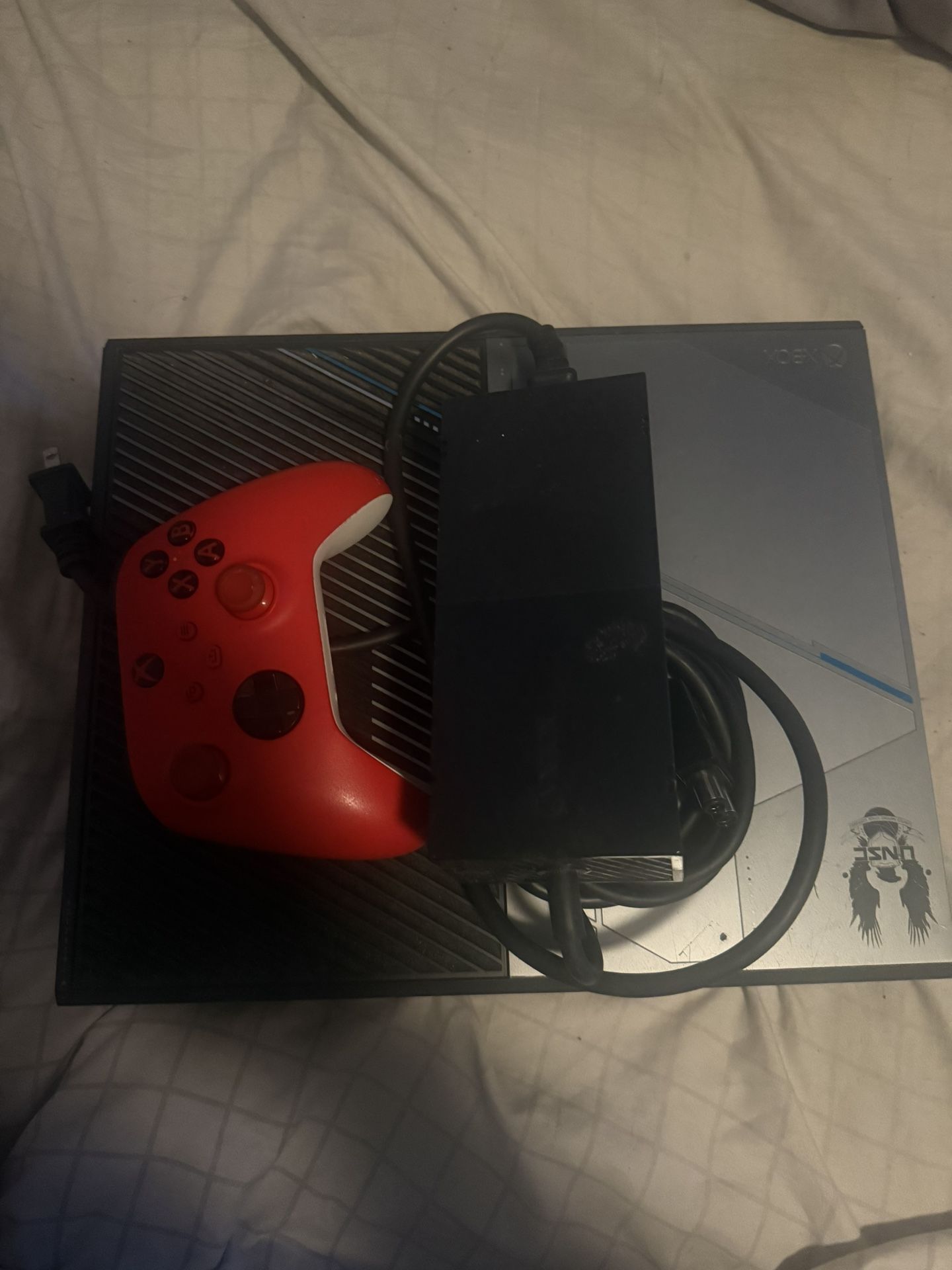 Xbox One (1 TB halo Edition) + Controller
