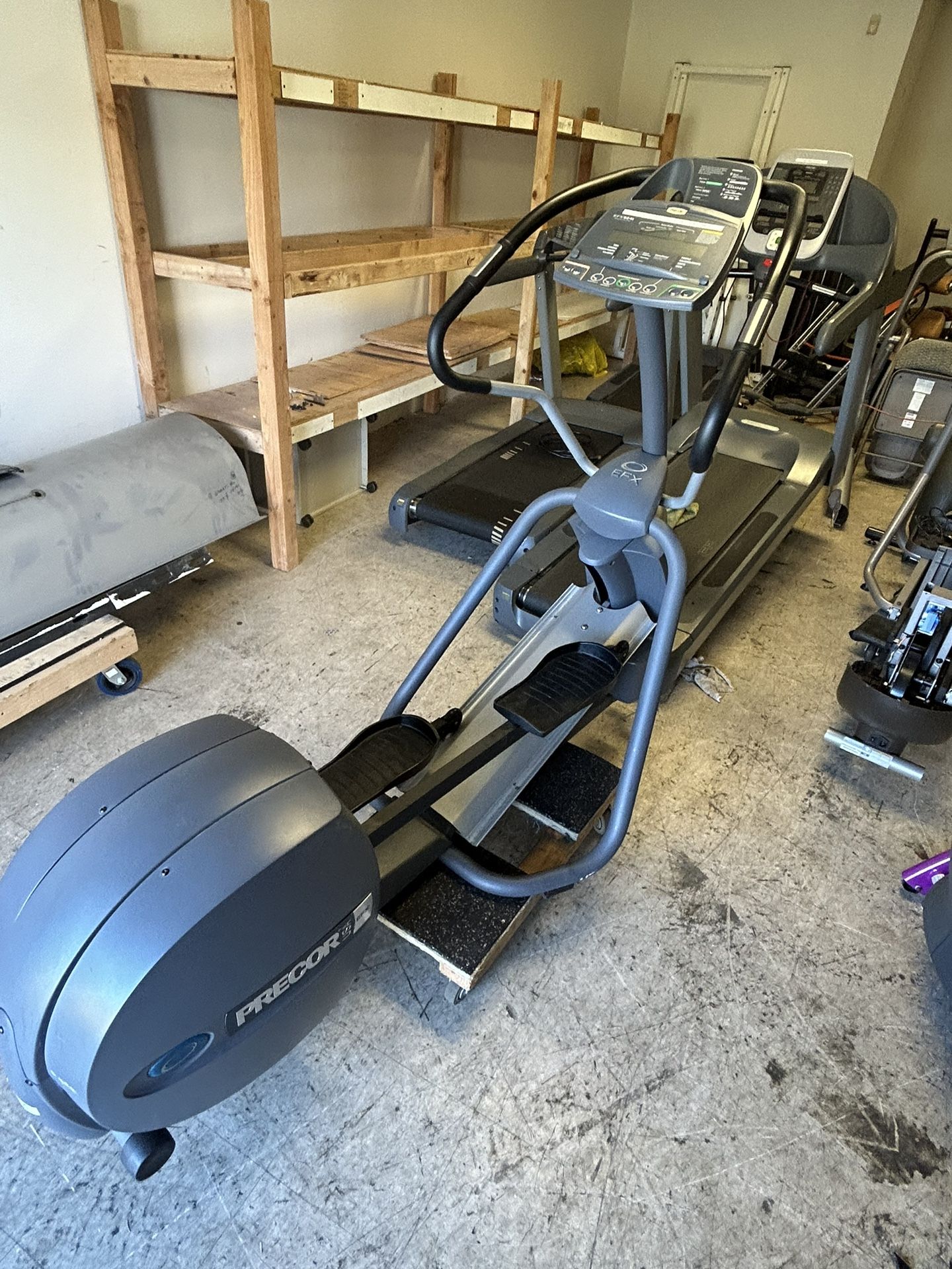 Precor. Efx 524i Elliptical