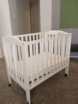 White Folding Portable Mini Crib, mattress pad included
