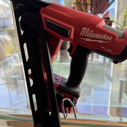 Milwaukee 15ga Finish Nailer