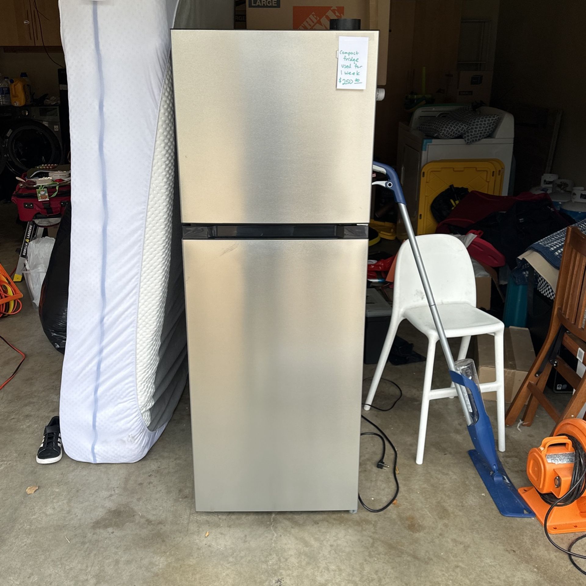 Vissani Compact Fridge