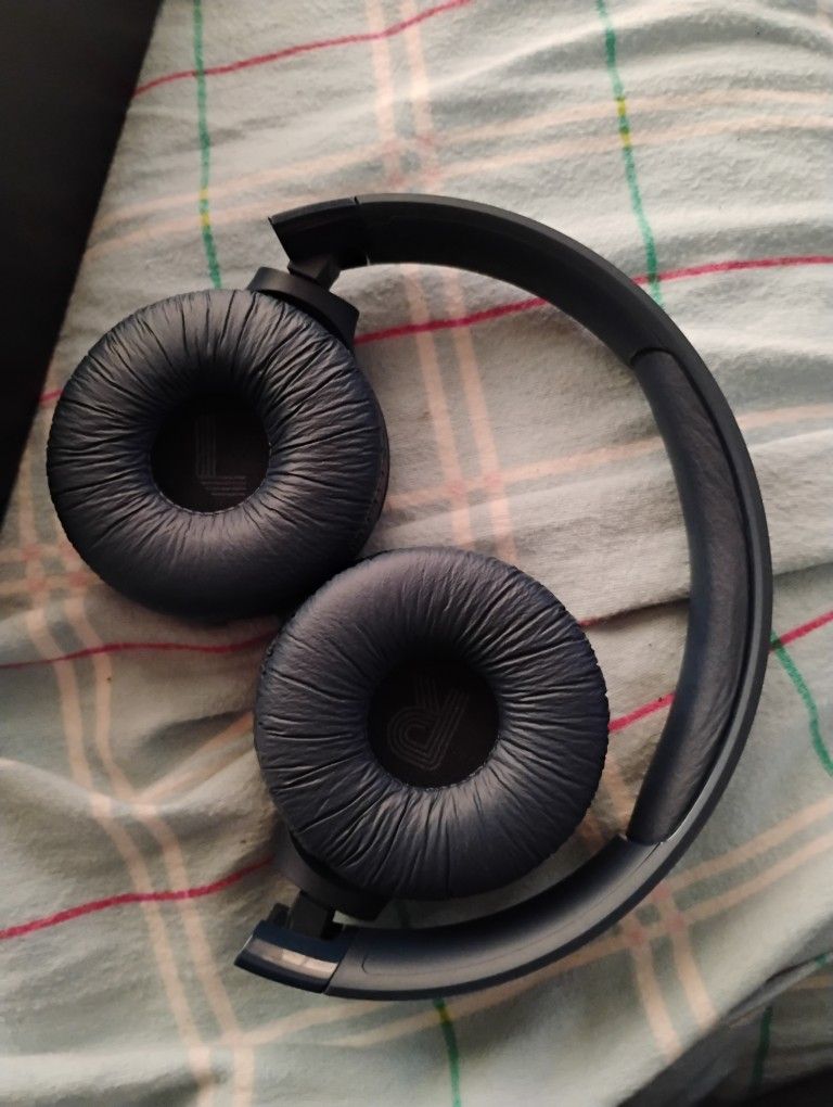 JBL Tune 520BT Bluetooth Wireless On-Ear Headphones - Black: USB-C Connection, Built-In Mic