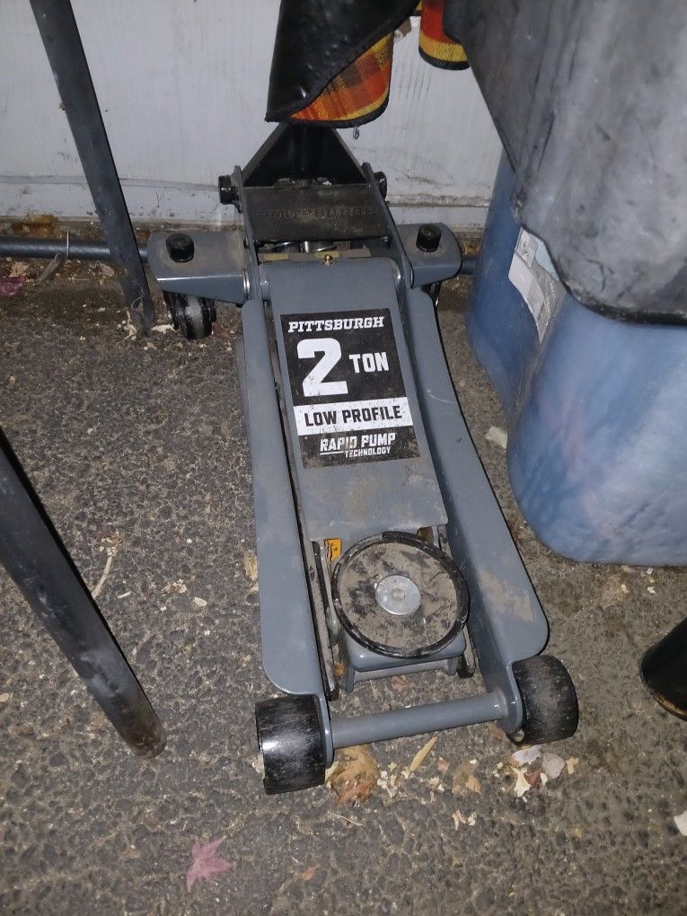 Pittsburgh 2ton Low-profile Car Jack