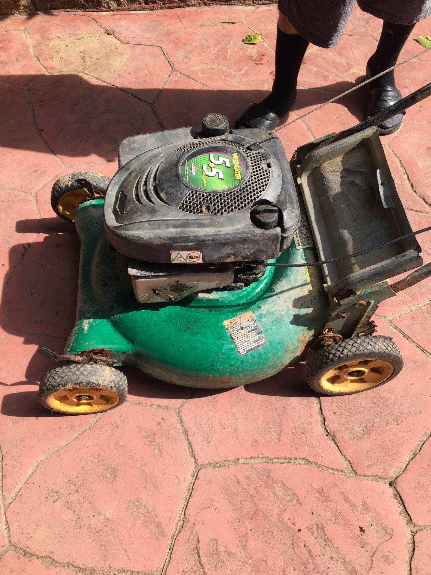 Lawn mower (runs great first pull ) NEGOTIABLE!!