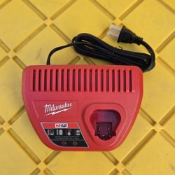 Milwaukee
M12 12- volt Lithium-Ion l Battery Charger

