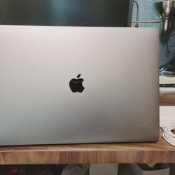 15in Apple MacBook Pro. Core i7, Radeon Pro, 18