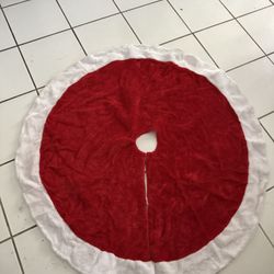 Beautiful Red Tree Skirt