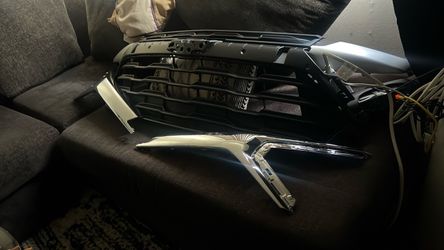 Bumper and grill brand new 2024 chevy trail blazer Ls