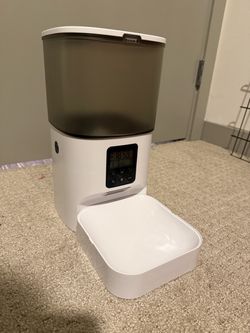 Automatic cat feeder