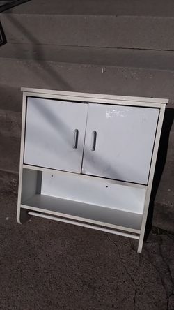 Hanging bathroom or kitchen cabinet in good condition only 25$