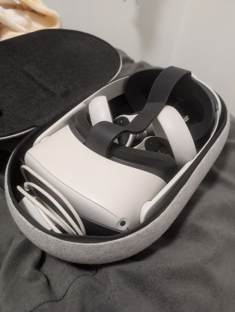 Meta Quest 2 (256 GB) with Case and Comfort Strap
