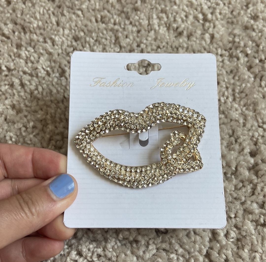 Bejeweled lip brooch pin
