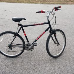Large Trek Mountain Bike AWESOME QUALITY AND CONDITION READY TO RIDE NEEDS NOTHING 
