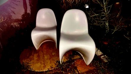 Two White Panton-style molded plastic cantilever chair, mid-century modern / space age style