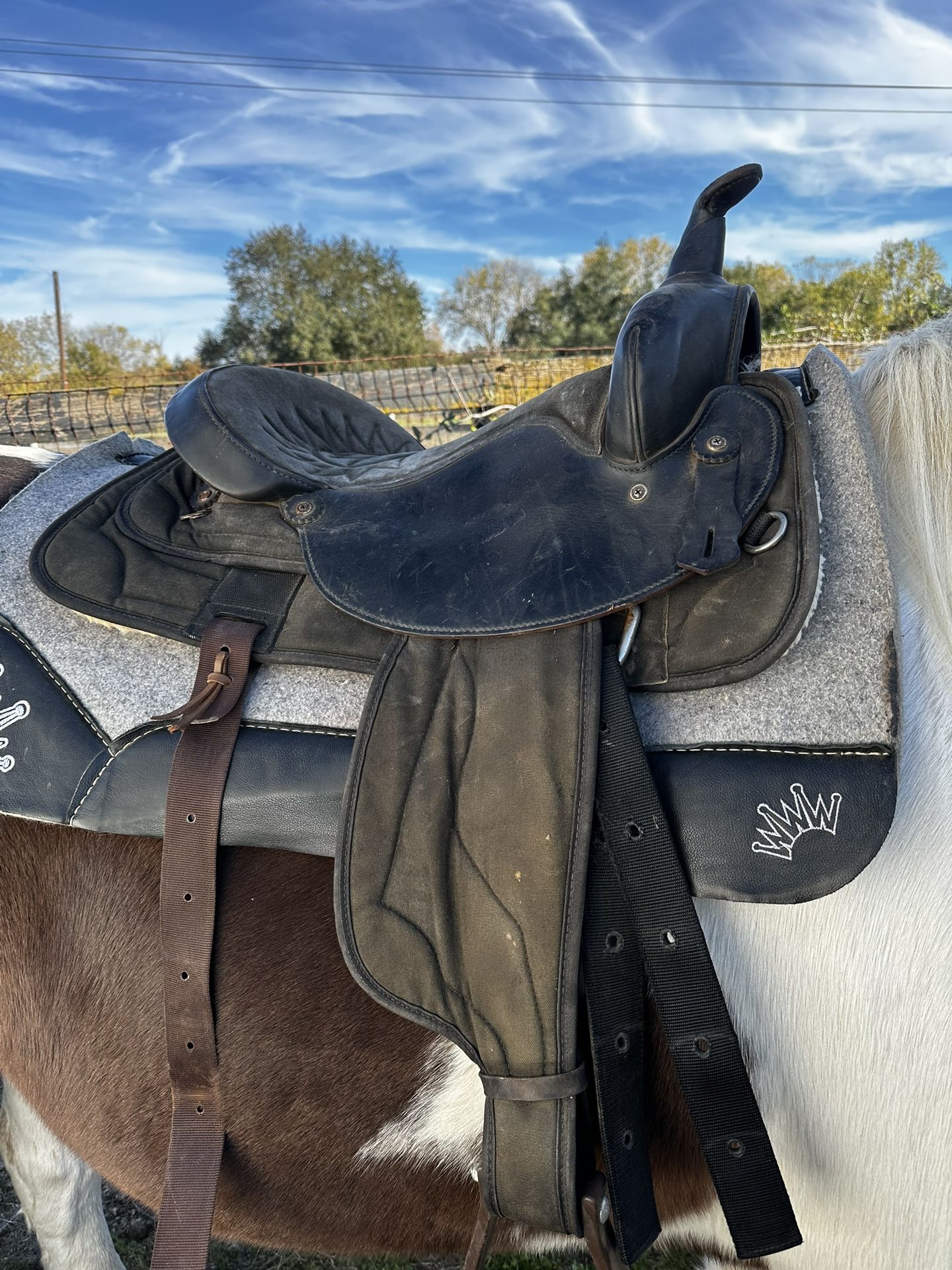 synthetic western saddle 