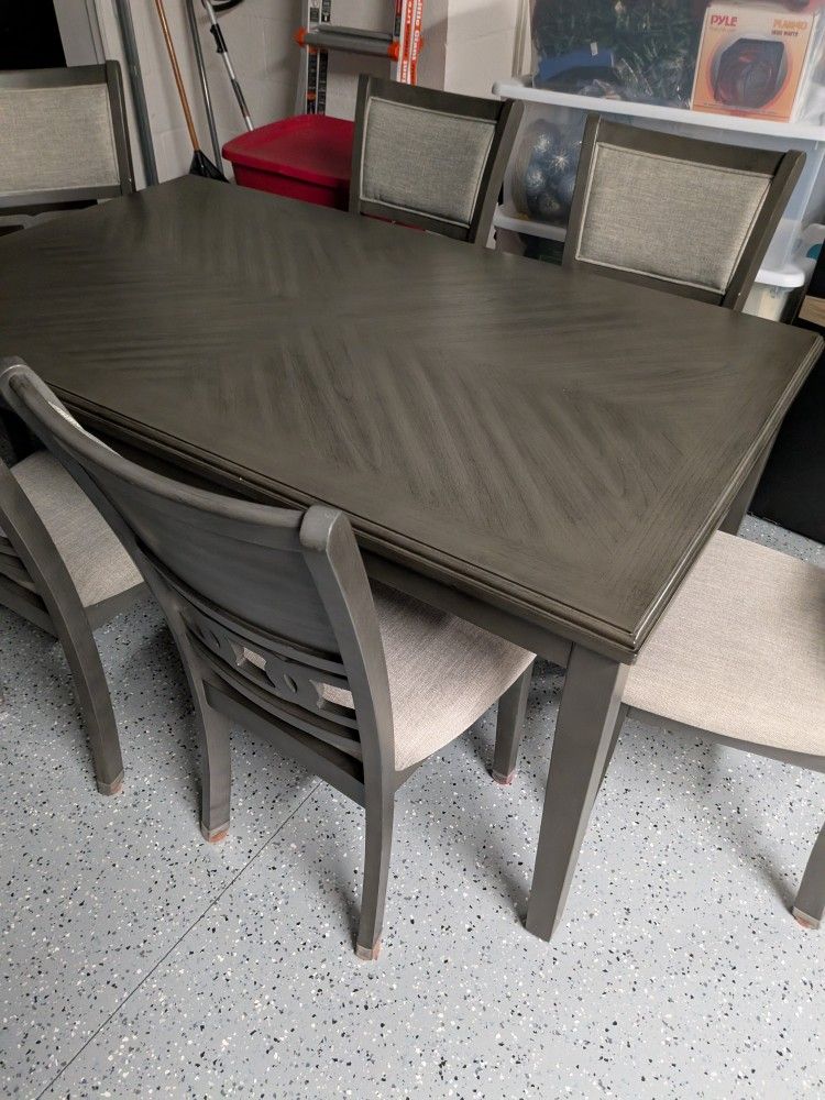 Dining room table and 6 chairs- Like new