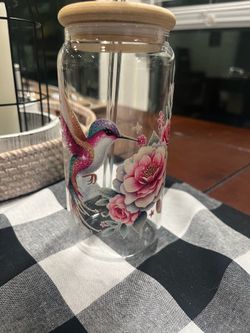 Hummingbird glass tumbler with bamboo lid and straw