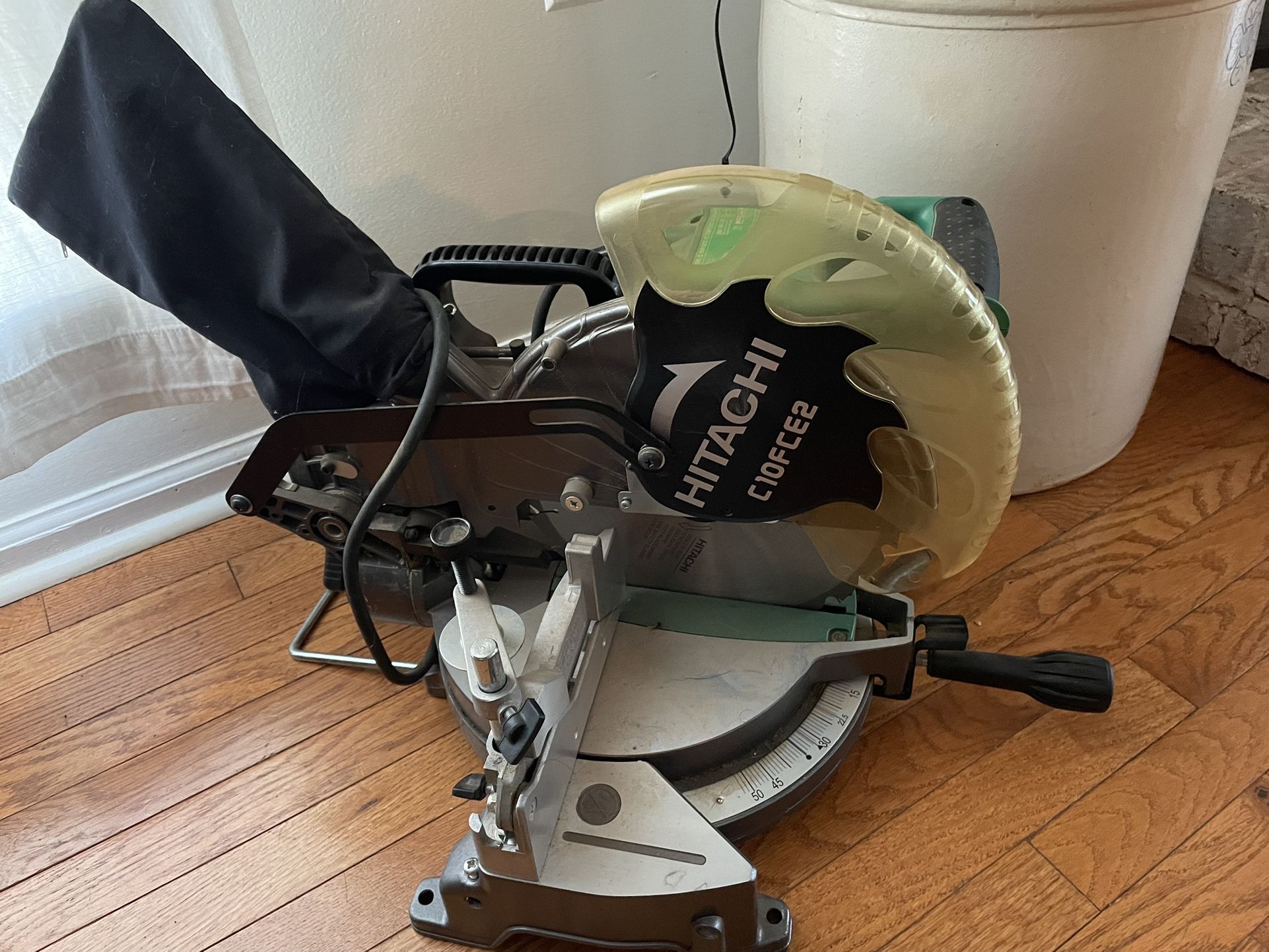 Hitachi C10FCE2 15-Amp 10-inch Single Bevel Compound Miter Saw