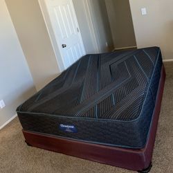 QUEEN BEAUTYREST HYBRID MATTRESS AND FREE BOX SPRING
