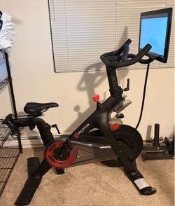 Peloton Bike with Touchscreen – Excellent Condition