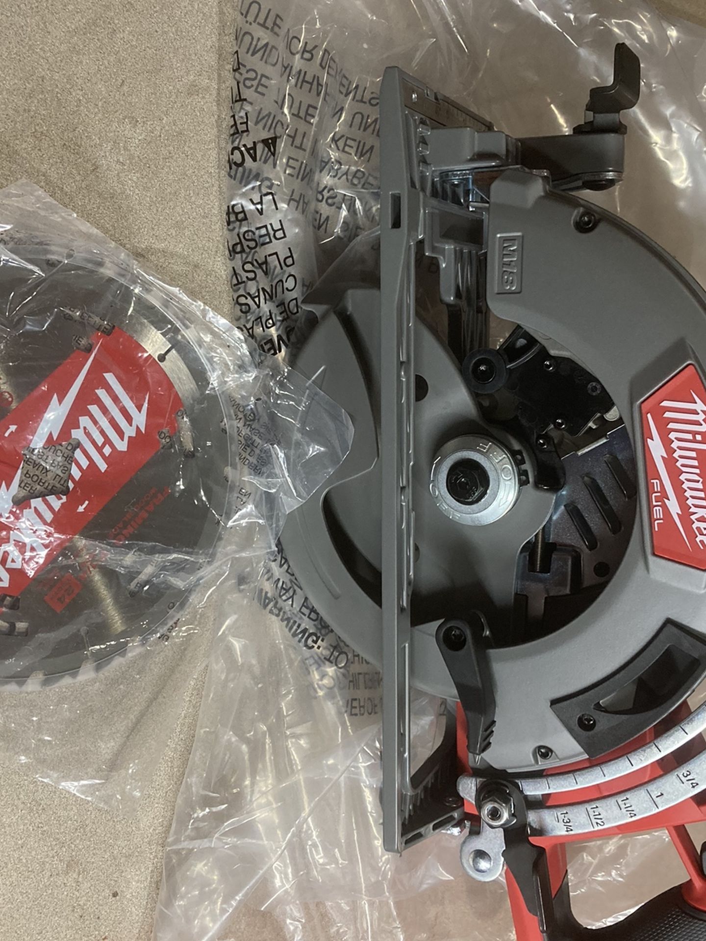 Milwaukee M18 Fuel Rear Handle 7-1/4” Circular Saw. Tool Only.