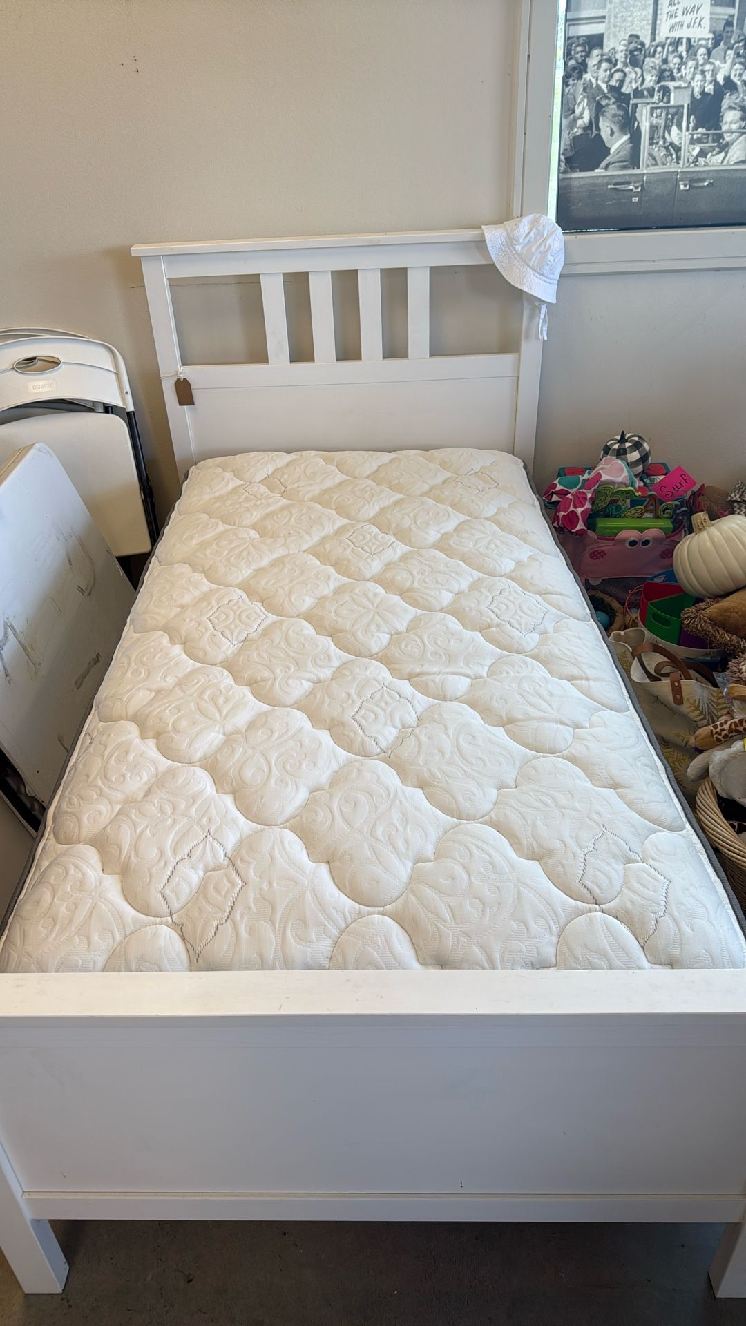 White Wood single bed With Mattress, Bedspread And Sheet Sets