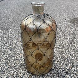 🚨 Vintage French Wire-Caged Vase — Priced to Sell