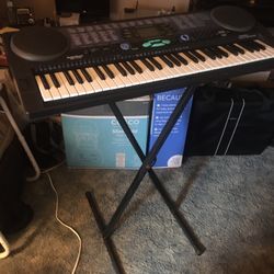 Very nice electric keyboard With Stan Only $70 Firm