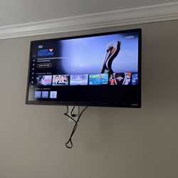 32" Vizio Smart Tv with Mount