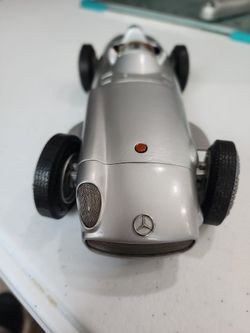CMC Mercedes Benz W196 Silberpfeil-Monoposto Race Car 1:18 Scale 