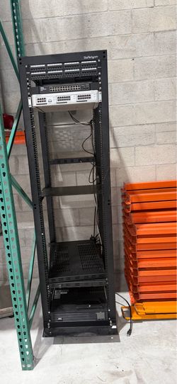 Rack StarTech 42U Completo + Servidor Dell + UPS Tripp Lite + Switches de Red
