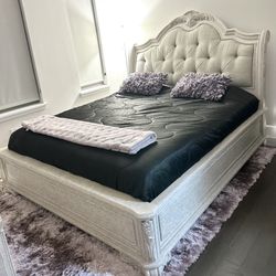 King size bedroom Set ( Mattress Not Included) 